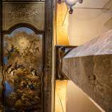 I pilastri, capitelli e archi fanno parte dell�impianto normanno, mentre il soffitto della chiesa, originariamente ligneo e spoglio, vide l�aggiunta nel 1730 di uno strato di stucco e nel 1892 dell�attuale affresco di Michele Sparavilla raffigurante scene apocalittiche